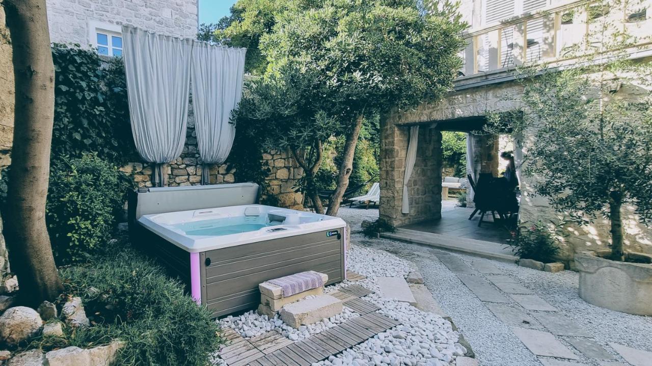 Rector'S Villa - Charming Retreat In Old Town With Jacuzzi In Private Courtyard Rab Town Bagian luar foto
