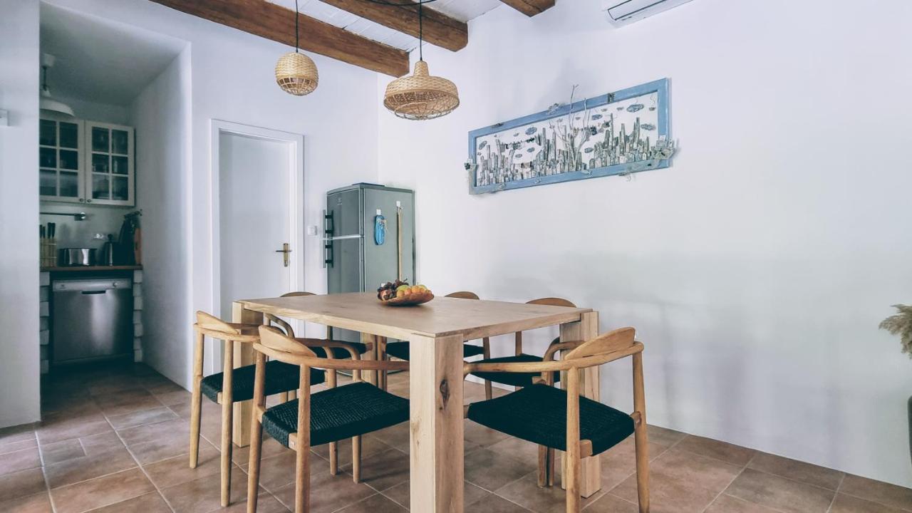 Rector'S Villa - Charming Retreat In Old Town With Jacuzzi In Private Courtyard Rab Town Bagian luar foto