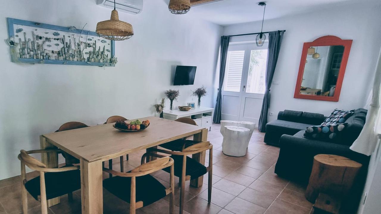 Rector'S Villa - Charming Retreat In Old Town With Jacuzzi In Private Courtyard Rab Town Bagian luar foto