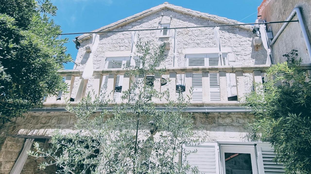Rector'S Villa - Charming Retreat In Old Town With Jacuzzi In Private Courtyard Rab Town Bagian luar foto