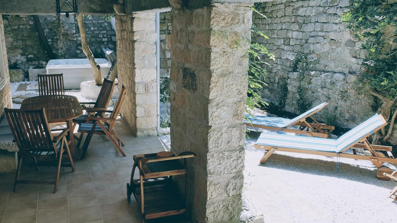 Rector'S Villa - Charming Retreat In Old Town With Jacuzzi In Private Courtyard Rab Town Bagian luar foto