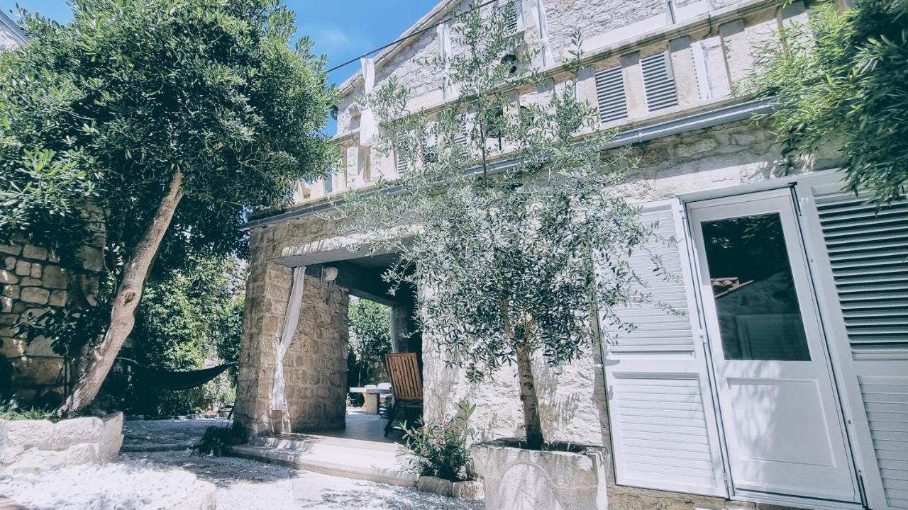 Rector'S Villa - Charming Retreat In Old Town With Jacuzzi In Private Courtyard Rab Town Bagian luar foto