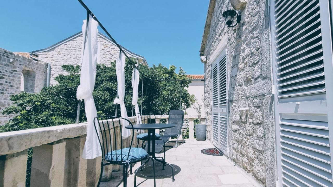 Rector'S Villa - Charming Retreat In Old Town With Jacuzzi In Private Courtyard Rab Town Bagian luar foto