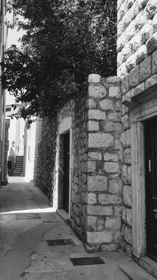 Rector'S Villa - Charming Retreat In Old Town With Jacuzzi In Private Courtyard Rab Town Bagian luar foto